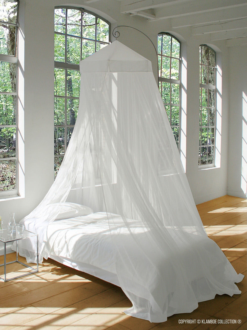 Een klamboe rond het bed